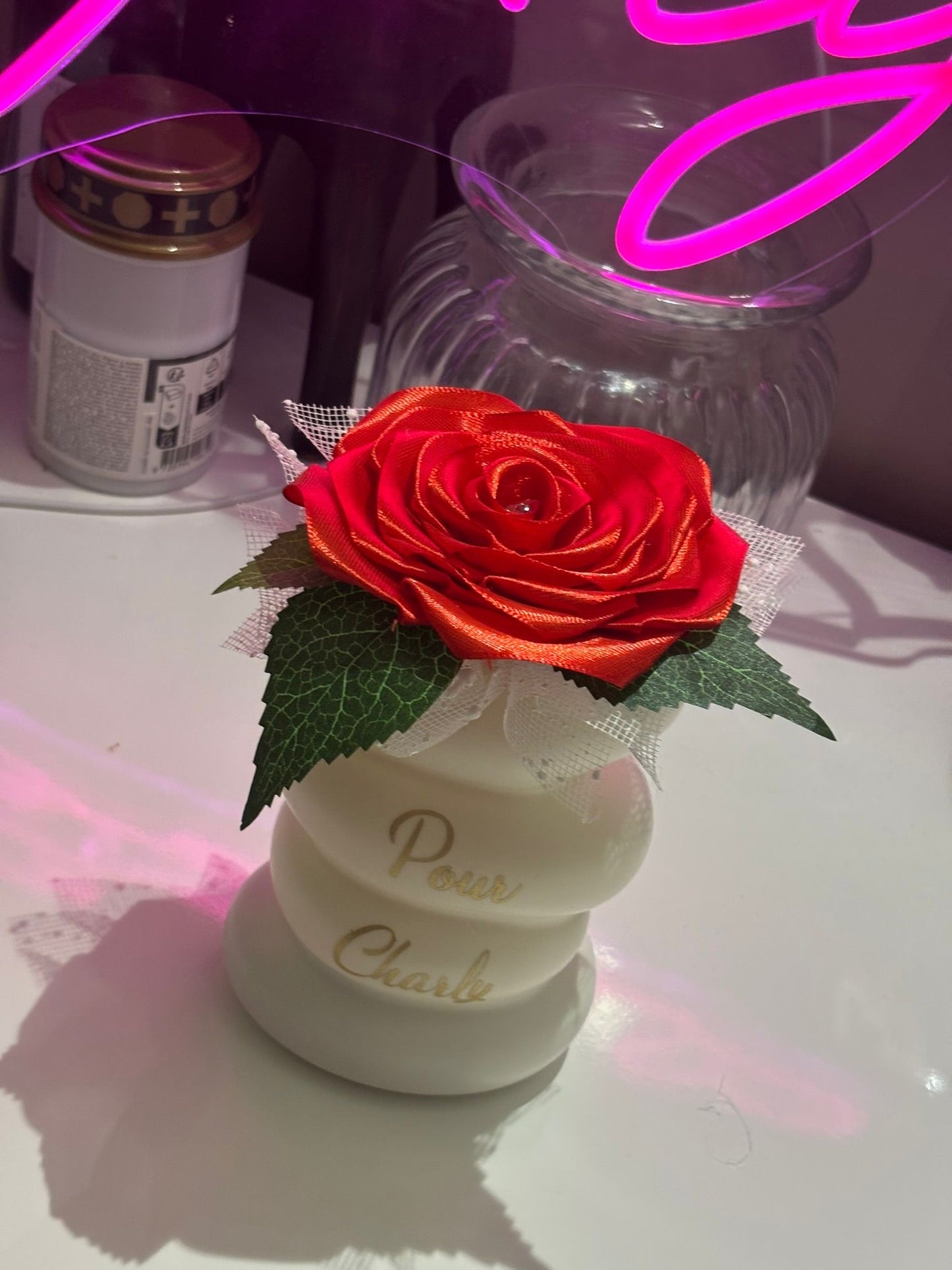 Vase galets avec rose satin